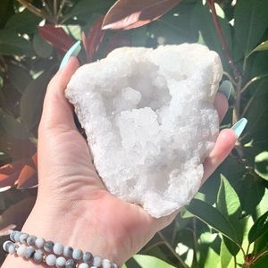 Clear quartz crystallize geode chunk
